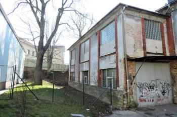 severní průčelí staré úpravny a bělidla, podél kterého protékal vodní náhon ( © Jan P. Štěpánek)