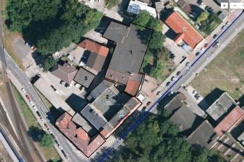 Letecký snímek současné situace: 1 - stará úpravna a bělidlo na místě bývalé vodní papírny, 2 - nová úpravna a bělidlo (Hotel Richtr), 3 - bývalá strojovna s komínem, 4 - obytná vila rodiny Munků ( © www.mapy.cz)
