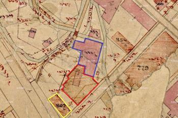 Areál po roce cca 1878 (modře stará úpravna a bělidlo) s vyznačením pozdějších přístaveb (červeně nová úpravna a bělidlo), žlutě obytná vila  ( © ČÚZK)