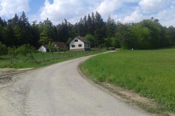 Pohled na samotu u rybníka, nesoucí starobylý název vesnice (© Ivo Rozehnal 05/2019)