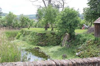 pozůstatky bastionu a příkopu (© Luděk Vláčil 05/2019)