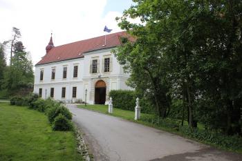 Zámek s kostelem Nejsvětější Trojice (© Luděk Vláčil 05/2019)