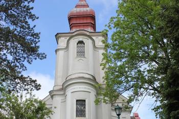 Zámecký kostel Nejsvětější Trojice slouží jako farní. (© Luděk Vláčil 05/2019)