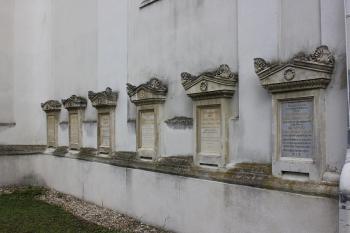 Náhrobky rodu  Piatti ve zdi kostela (© Luděk Vláčil 05/2019)