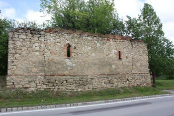 Pozůstatky dvora (© Luděk Vláčil 05/2019)