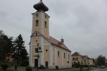 Kostel a fara v pozadí (© Luděk Vláčil 05/2019)
