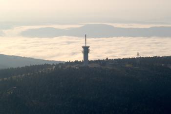 Klínovec nad inverzí - letecký snímek ( © Radovan Smokoň 9/2008)