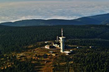 Klínovec nad inverzí - letecký snímek ( © Radovan Smokoň 9/2008)