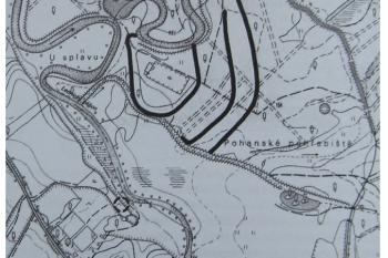 Akropole hradiska a dva vnější obloukovitě prohnuté valy. Dole neolitický kruhový areál (rondel). (zdroj: Staroslovanské hrady; Slovanské hradiště v Čechách, na Moravě a ve Slezsku; Kamenný klíč, 2005)