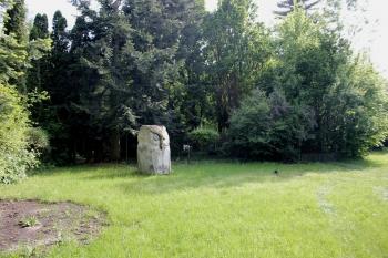 Dřevěná sova v prostoru akropole (© Luděk Vláčil 06/2019)