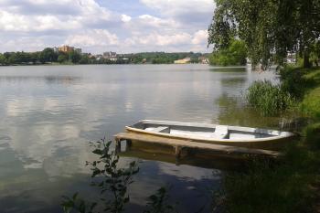 Pohled z pravého břehu rybnka ( © Ivo Rozehnal 06/201)