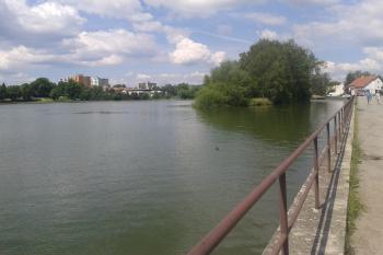 Pravý břeh, pohled z parkoviště u obce ( © Ivo Rozehnal 06/201)