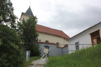 kostel a fara (© Luděk Vláčil 06/2019)