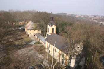 Zámecký kostel a sýpka z velké věže ( © Ivan Grisa 03/2011)