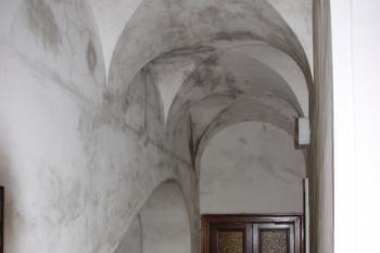 Klenba kobylí hlava nad schodištěm k arkádám ( © Ivan Grisa 03/2011)