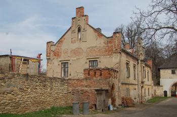 hospodářské budovy u zámku (© Rodochrozit, 04/2013)