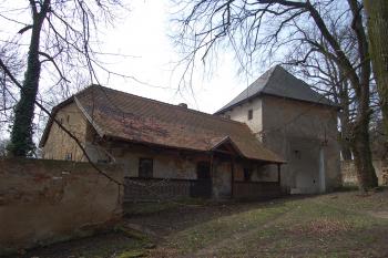 hospodářské budovy u zámku (© Rodochrozit, 04/2013)