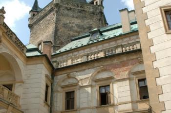 Nádvoří s šestihrannou věží (© Aleš Marek 09/2005)