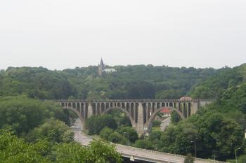 Pohled na Nový Stránov přes Krnský viadukt ze Starého Stránova (© Jan Šebek, 03/2008)