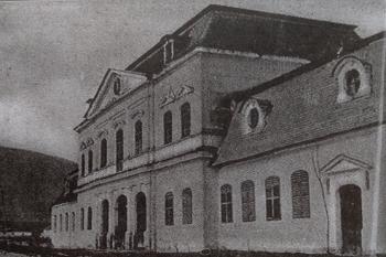 Podoba zámku před částečnou demolicí v r. 1908 (poskytl Obecní úřad Trenčianske Bohuslavice)