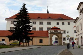 Pohled z náměstí (od jihozápadu) (© Jiří Cukr, 08/2015)