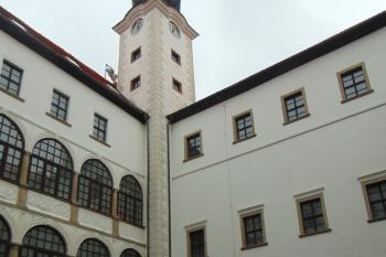 Východní nádvorní nároží s věži, jež stojí na místě púvodní věže hradu (© Dušan Dohňanský  11/2021)