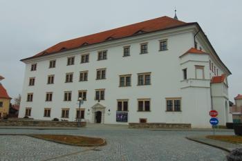 Asymetrické umístění oken jižního křídla je výsledkem různých vývojových etap zámku. (© Dušan Dohňanský  11/2021)