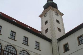 nádvoří zámku s věží ve východním nároží (© zdeněk komínek, 11/2006)
