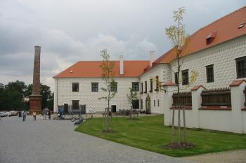 zámecké průčelí od východu (© D Dohňanský, 09/2014)