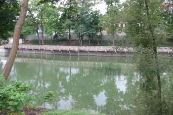 lávka vedoucí přes rybník (© D Dohňanský, 09/2014)