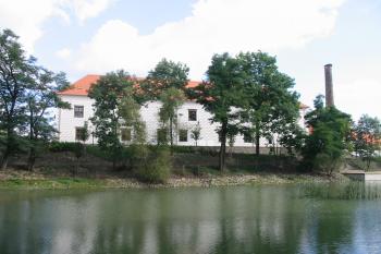 pohled na nejstarší západní křídlo zámku (© D Dohňanský, 09/2014)