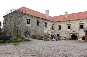 Pohled na gotické křídlo zámku ( © Roman Řezáč 05/2005)