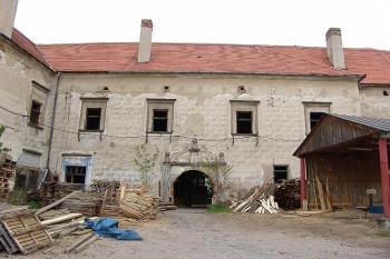 Jižní průčelí zámku ( © Roman Řezáč 05/2005)