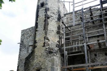 Schodišťová věž paláce. Napravo je schodišťová šíje do sklepení paláce. (© Pavel Semple 04/2019)