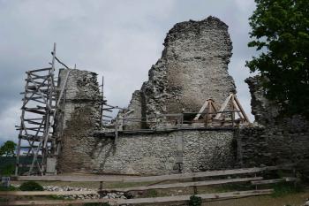 Pohled z vnitřního prostoru hradu na zbytky trojúhelné věže v čele hradu. Nejvyšší část napravo patří mladší přístavbě. (© Pavel Semple 04/2019)
