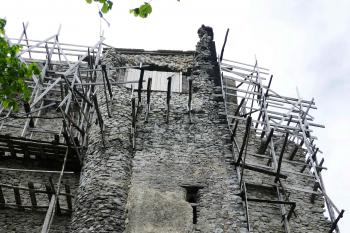 Východní rizalit paláce přistavěný ke starší věžici hradby (nalevo). V horní části rizalitu byl presbytář hradní kaple. (© Pavel Semple 04/2019)