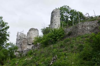 Pohled na hrad od JZ. (© Pavel Semple 04/2019)