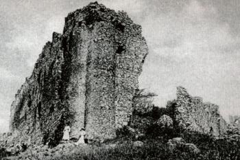 jihovýchodní nároží hradu na historické pohlednici (© SLÁMKA, Miroslav, ed. et al. Krajina hradov: slovenské hrady na starých pohľadniciach, IGES, Pezinok 2010)