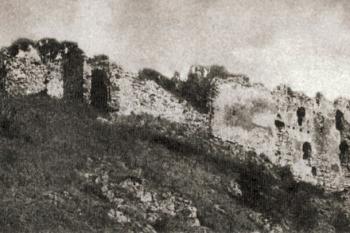 jižní průčelí hradu na historické pohlednici (© SLÁMKA, Miroslav, ed. et al. Krajina hradov: slovenské hrady na starých pohľadniciach, IGES, Pezinok 2010)