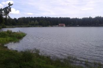 Pohled na severní část s hrází, kde je autocamping (© Ivo Rozehnal 08/2019)