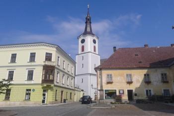 Dominantní věž - pohled z náměstí (© Ivo Rozehnal 08/2019)