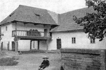 rychta od jihu na snímu před rokem 1904 (© fotoarchiv Muzea Boskovicka (fotorepro V. Kolařík, D. Merta, J. Pokorný: Bývalá rychta v Sebranicích čp. 36, Dějiny staveb 2014, Klub Augusta Sedláčka a Sdružení pro SHP, Plzeň 2014))