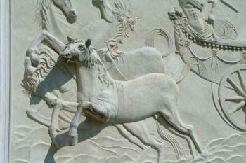 štukový reliéf Neptuna se čtyřspřežím (© Stanislav Brebera 06/2003)