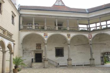 Napojení spojovacího koridoru na původní /ale zrekonstruovaný/ hrad ( © Dušan Dohňanský 08/2019)