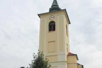 kostel a v pozadí fara (© Luděk Vláčil 08/2019)