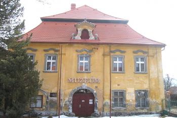 Pohled na zámek z náměstí (© Pavel Vítek 03/2006)