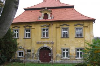 Zámek po opravě oken v r. 2006 (© Alena Kratochvílová 10/2006)