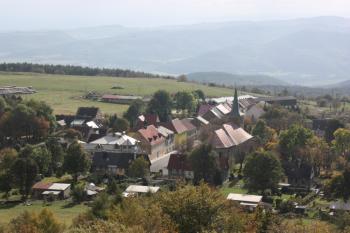 Pohled od kaple na centrum Měděnce ( © Ivan Grisa 10/2011)