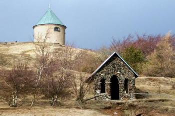 vrchol Mědníku a obě kaple (2003 ©Václav Hodek)