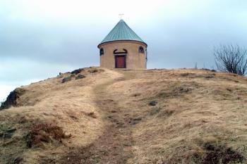 kaple na vrcholu Mědníku (2003 ©Václav Hodek)